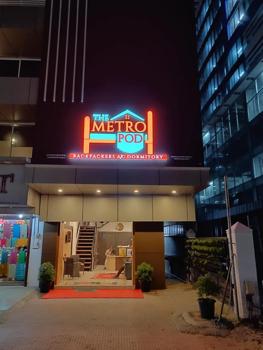 The Metro Pod - Backpackers A/C Dormitory Kochi Exterior foto